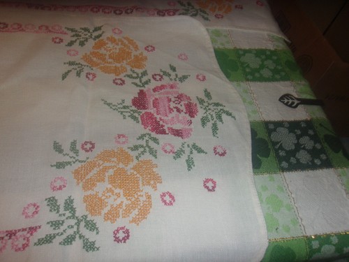 2 BUFANDAS/CORREDORES DE MESA BORDADOS VINTAGE - Imagen 2 de 3