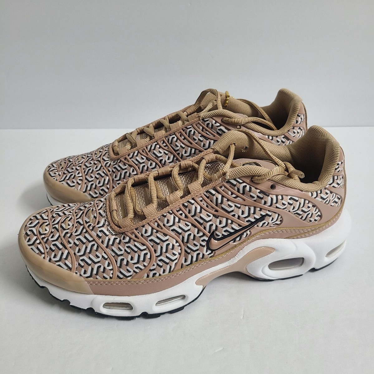 スニーカー Nike Air Max Plus United in Victory HEMP FB2557-200 Nike Air Max Plus 
