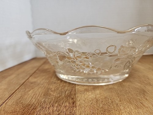 Anchor Hocking Grape Cluster 8.5" Serving Bowl. Vintage Raised Grape Cluster - Picture 6 of 9