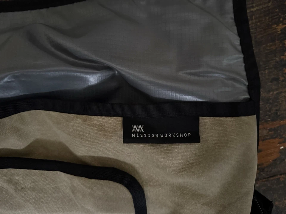 Bolso Mensajero Mission Workshop the Monty Rolltop 21L Impermeable, Hecho en EE. UU. Foto 3 de 4