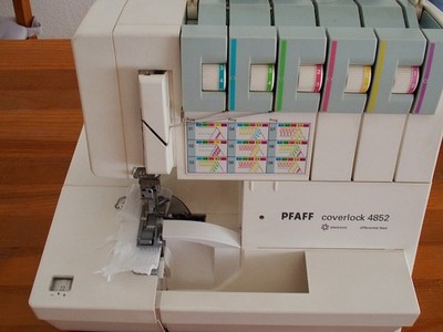 Pfaff Coverlock 4852 mit Zubehör