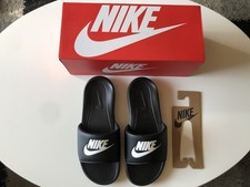 NIKE VICTORI ONE SLIDE SANDALEN BLACK/WHITE-B...