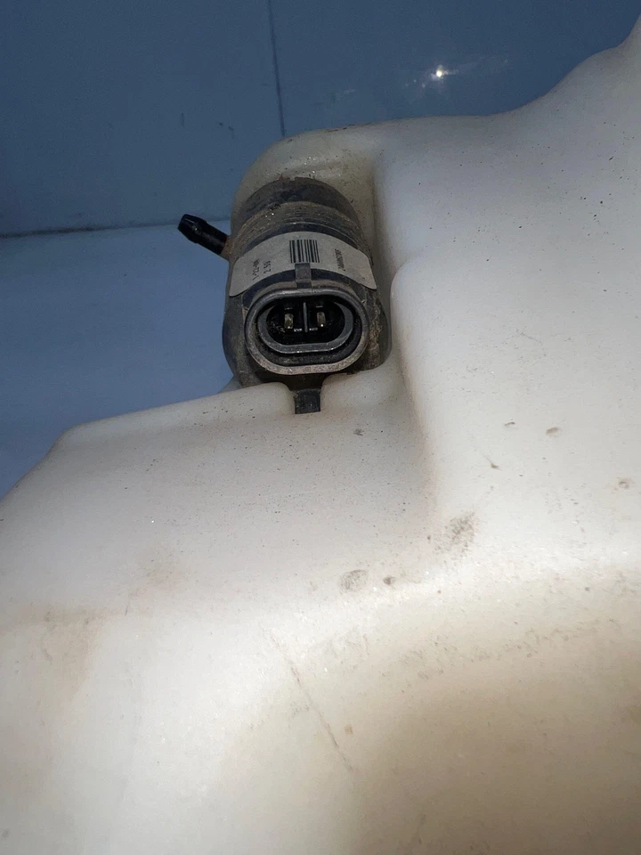 04 - 06 Chevy Colorado Windshield Washer Fluid Reservoir Assembly OEM 88958230 - Image 4 of 4
