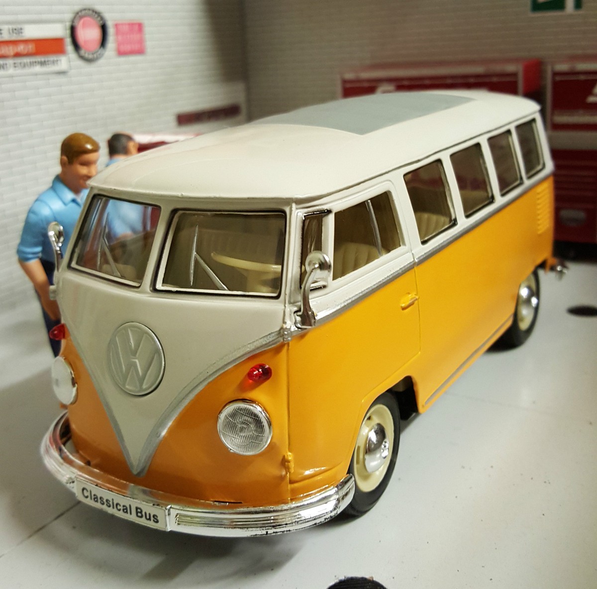 VW Bay T1 Split Screen Dormobile Camper Van 1:24 Scale Diecast