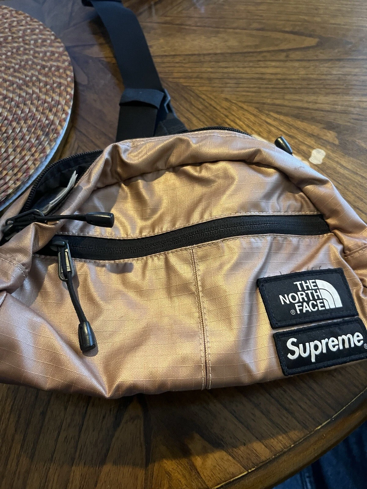 Sac banane lombaire Supreme The North Face rose or métallisé taille SS18