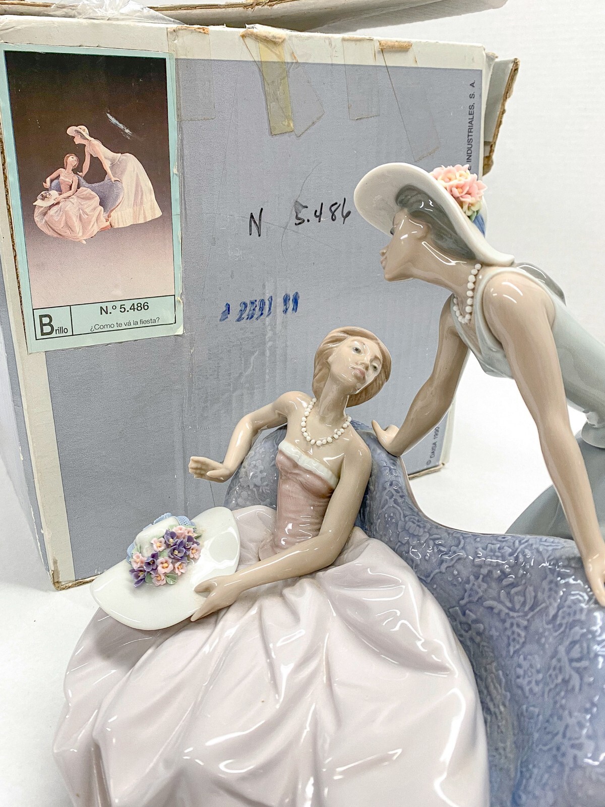 LLADRO "Debutante" Glazed Porcelain Figurine 5486 With original Box