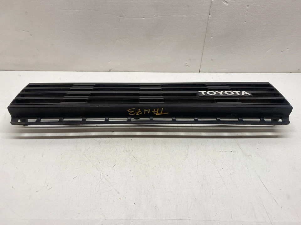 Toyota Camry 1983-1984 parachoques delantero parrilla OEM, 104-58084 Foto 3 de 4