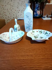 3 Wedgwood Artikel mit einer Royal Doulton Vase Bone China Deko