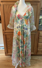 Vintage 1970s Vanity Fair 2-Piece Peignoir Set Floral Maxi Robe 32