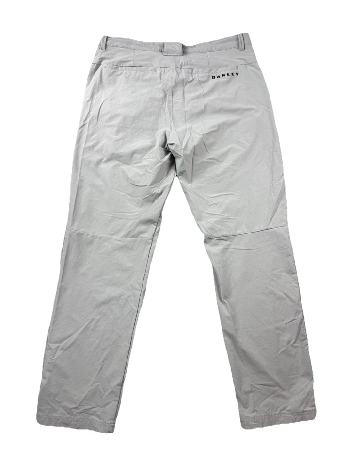Pantalones elásticos de rendimiento de golf Oakley 33x30 gris calce regular para hombre Foto 3 de 4