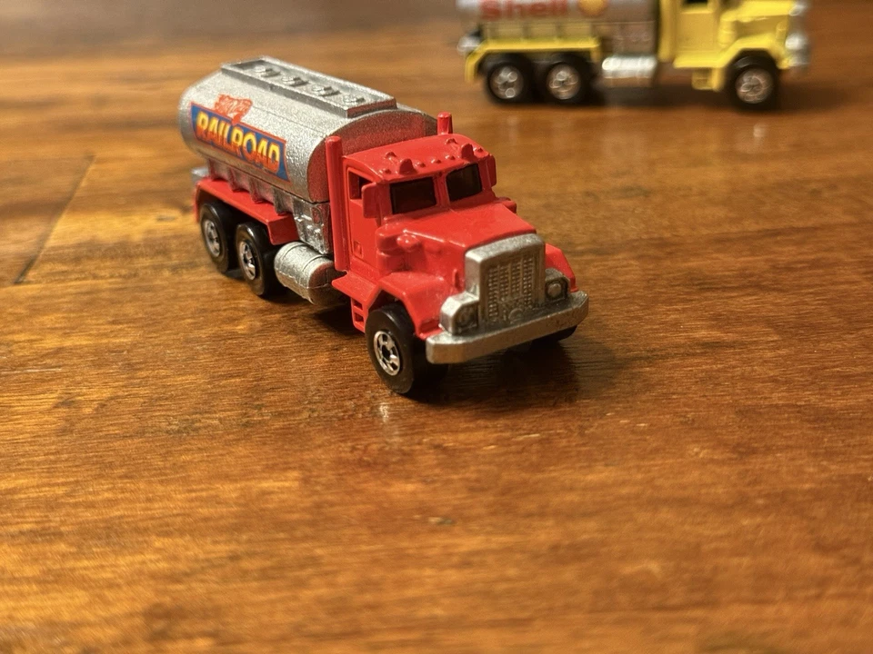 Camiones cisterna fundidos a presión Hot Wheel vintage carcasa/ferrocarril naranja/rojo/amarillo Foto 3 de 4