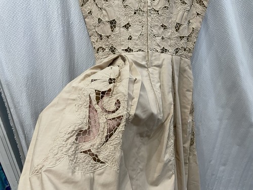 1950s Vintage Cutwork Lace Dress XS Beige Sleeveless Fit & Flare Party Dress Bow - Picture 8 of 14