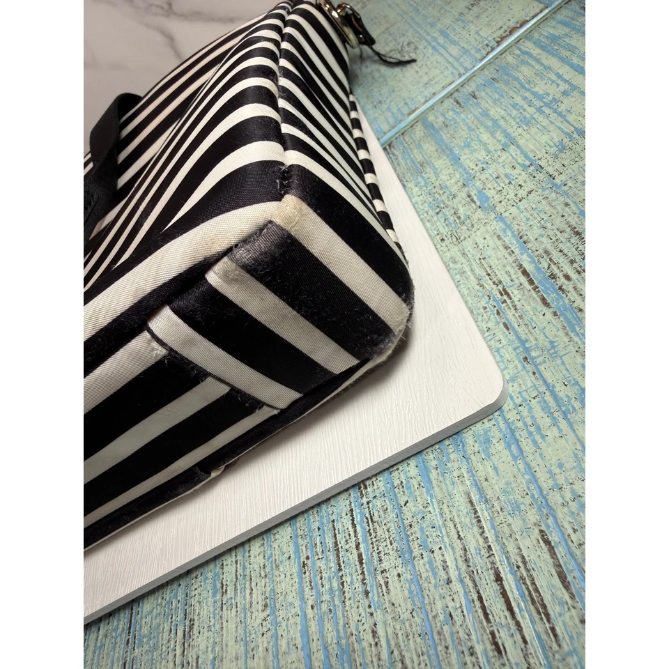 Bolso para portátil Kate Spade New York negro blanco a rayas con cremallera estuche de transporte Foto 4 de 4