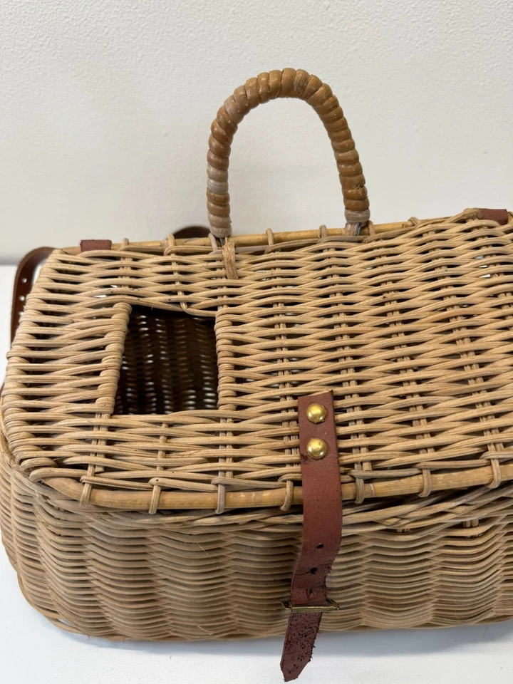 Cesta creel de pesca con mosca de mimbre vintage con correa de cuero productos ideales cuero de vaca Foto 2 de 4
