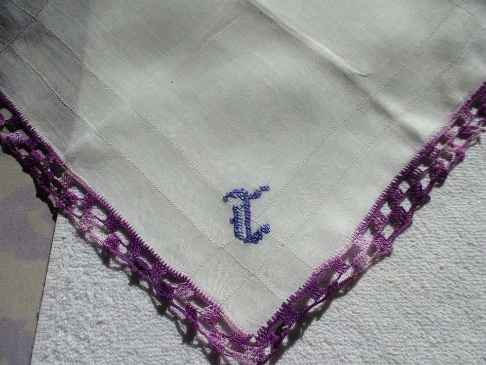 Винтажный белый носовой платок с ручной монограммой «T» фиолетовый. Вязаная фиолетовая кайма - Изображение 4 из 4