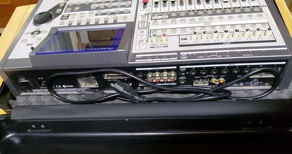 Roland VS-1824 24-Bit Multi-Track Digital Recorder V-Studio + Case - Image 3 of 4