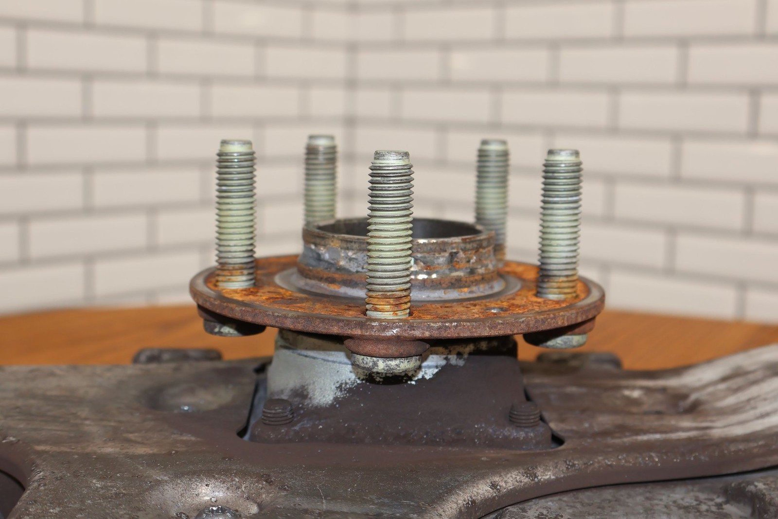 2010 Aston Martin V8 Vantage Rear Left LH Spindle Knuckle W/ Hub (33K Miles)