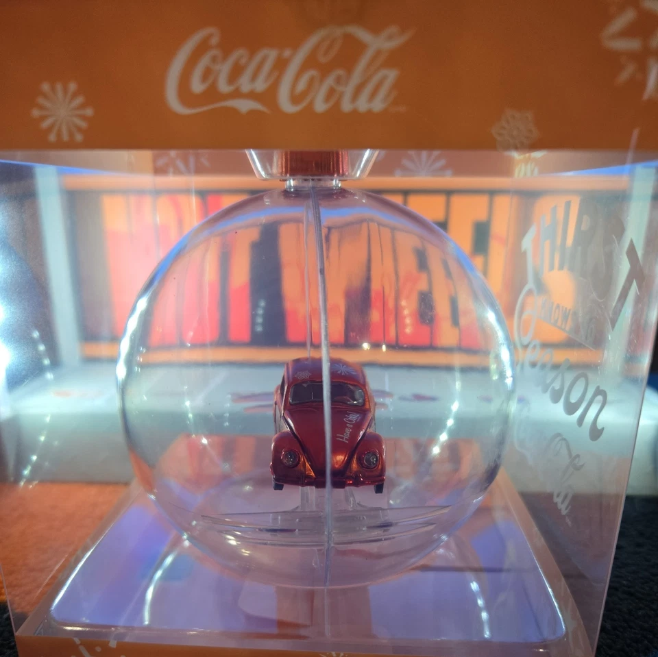 Рождественское украшение M2 Machines Coca-Cola. Volkswagen VW Beetle CHASE. 1/750 - Изображение 3 из 4