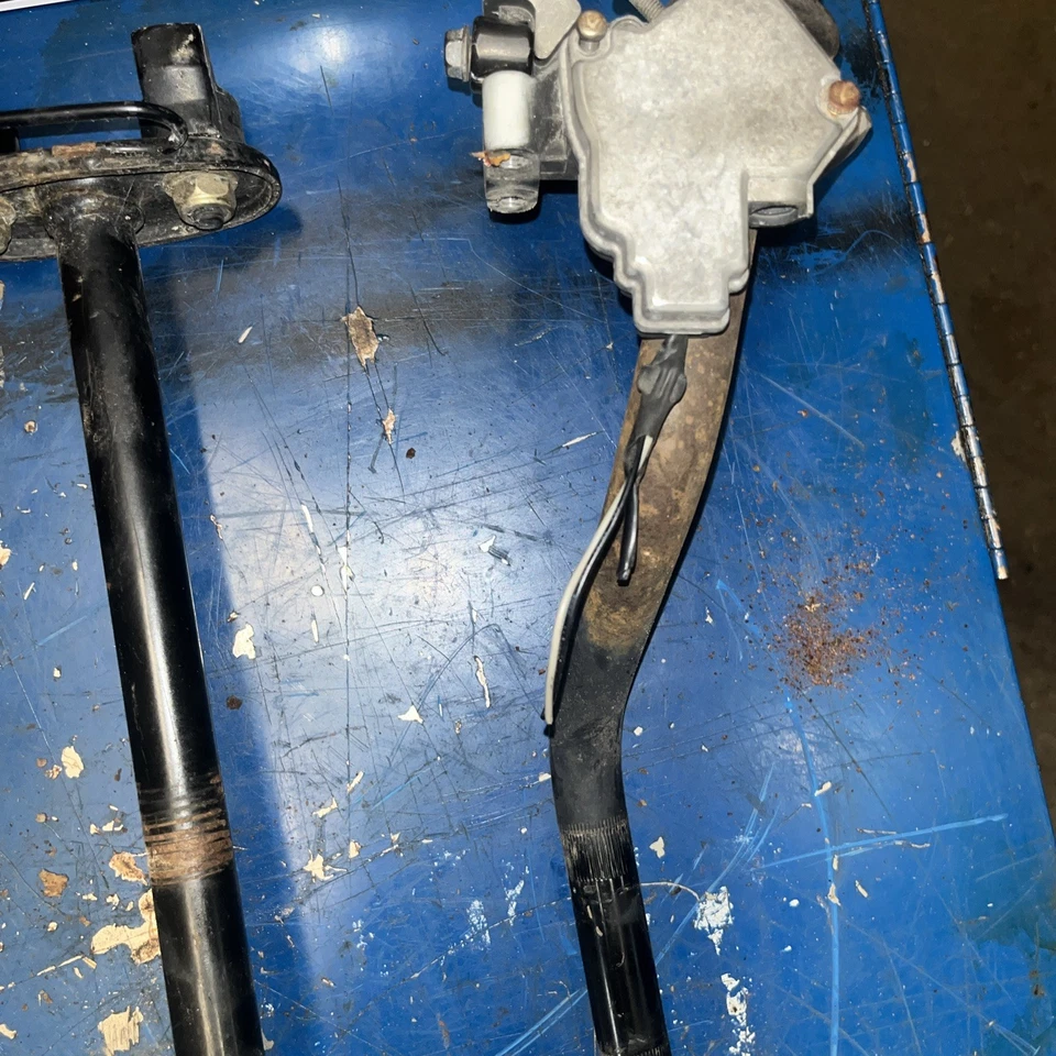 01 Polaris Sportsman 90 2x4 acelerador, palancas de freno, manillares, vástago de dirección Foto 3 de 4