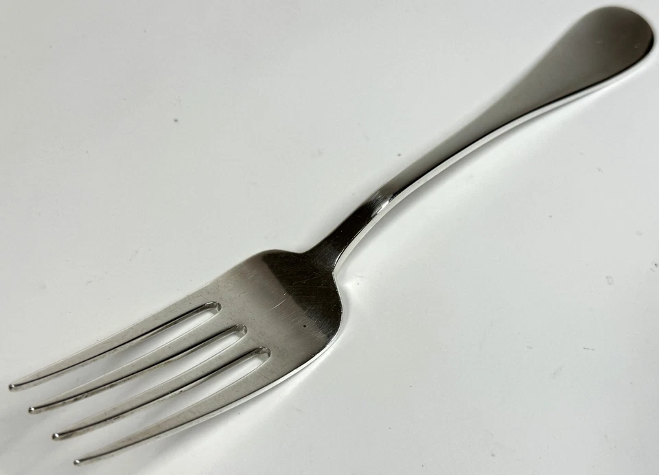 Tenedor de carne fría Tiffany & Co King William de plata esterlina 8 1/4 98,7 gramos Foto 2 de 4