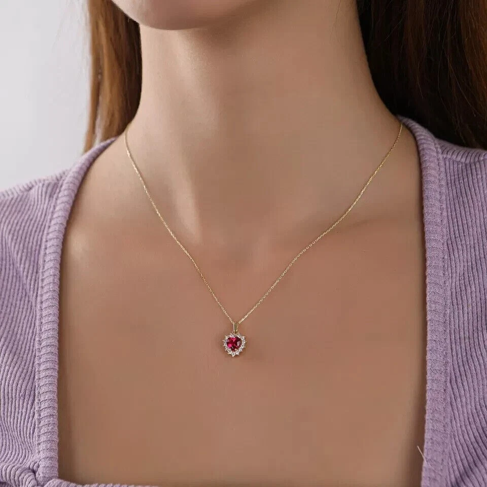 Colgante con halo de rubí rojo simulado corte corazón de 2 quilates para mujer enchapado en oro amarillo de 14 quilates Foto 3 de 4