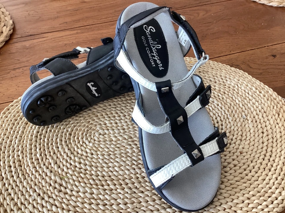 Sandálias de golfe femininas Sandbaggers Cece 7 alças ajustáveis pretas brancas sem cravos - Imagem 2 de 4