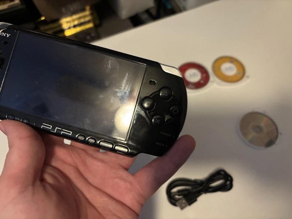 Sistema de console portátil Sony PlayStation PSP 3001 preto e 4 jogos - Imagem 3 de 4
