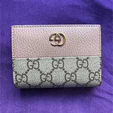 Brown Gucci GG Pattern Women s Bi-Fold Card &...