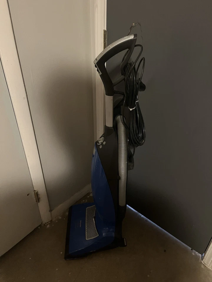 Aspiradora vertical Miele Twist S7210 azul usada en estado de funcionamiento. Foto 2 de 4