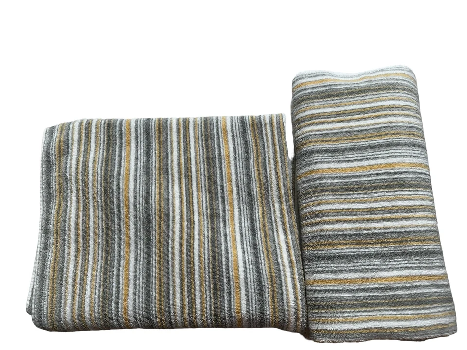 Juego de 2 toallas de baño Rachel Zoe a rayas blancas grises 52” x 30” Soho Living Foto 2 de 4