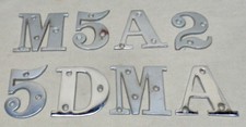 Lot de 8 anciens chiffres et lettres en aluminium chromé