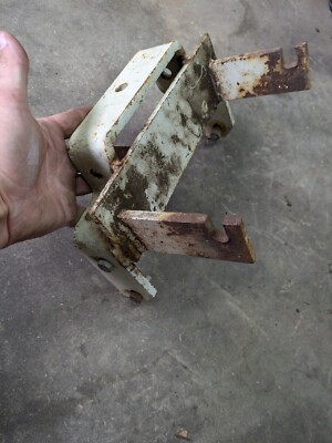 CUB CADET 106, 107, 126, 127, 147 3 POINT HITCH U BRACKET Bagger Trac Vac