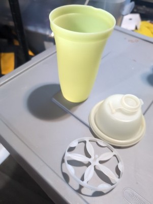 TUPPERWARE Yellow Sheer 16oz 2 Cup QUICK SHAKE #844 