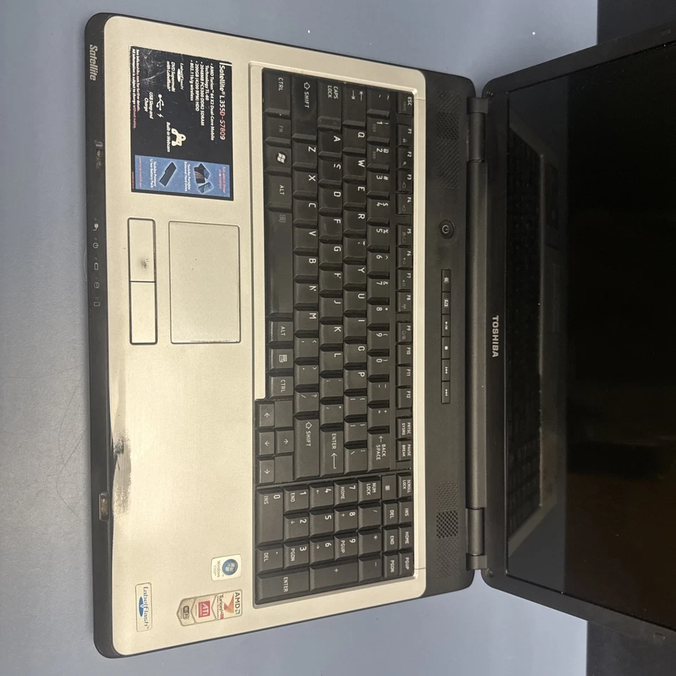 Toshiba Satalite PSLE0U-00H00J Foto 2 de 4