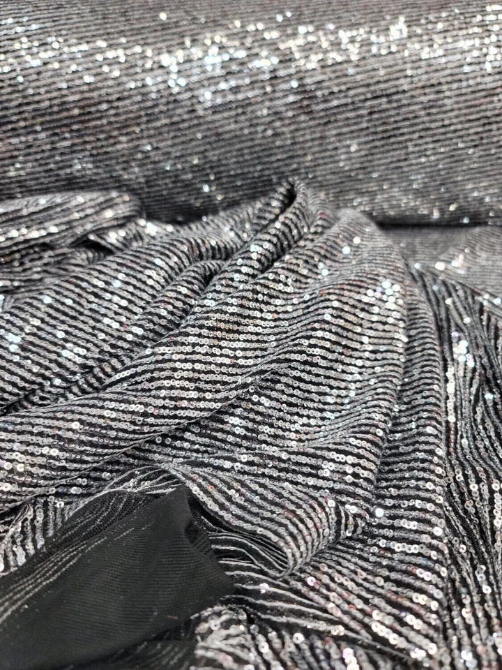 Mini tela de lentejuelas plateadas Glitz de 3 mm por yarda en malla elástica negra para vestido Foto 2 de 4