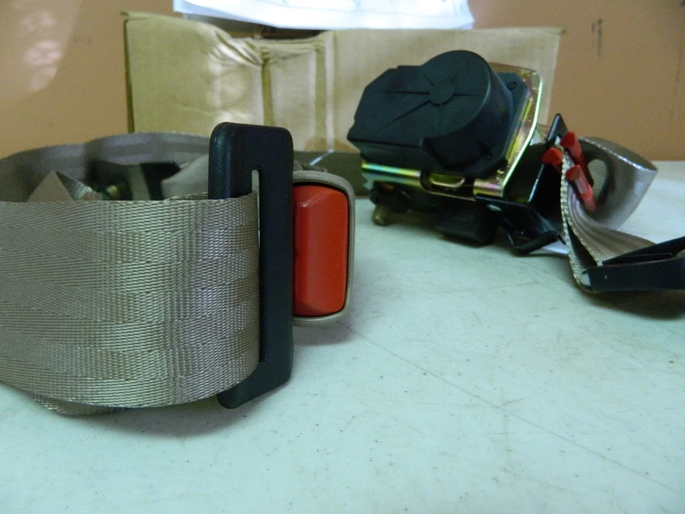 Nuevo OEM 1999-2003 Ford Escort retractor cinturones de seguridad traseros cinturón exterior derecho Foto 3 de 4