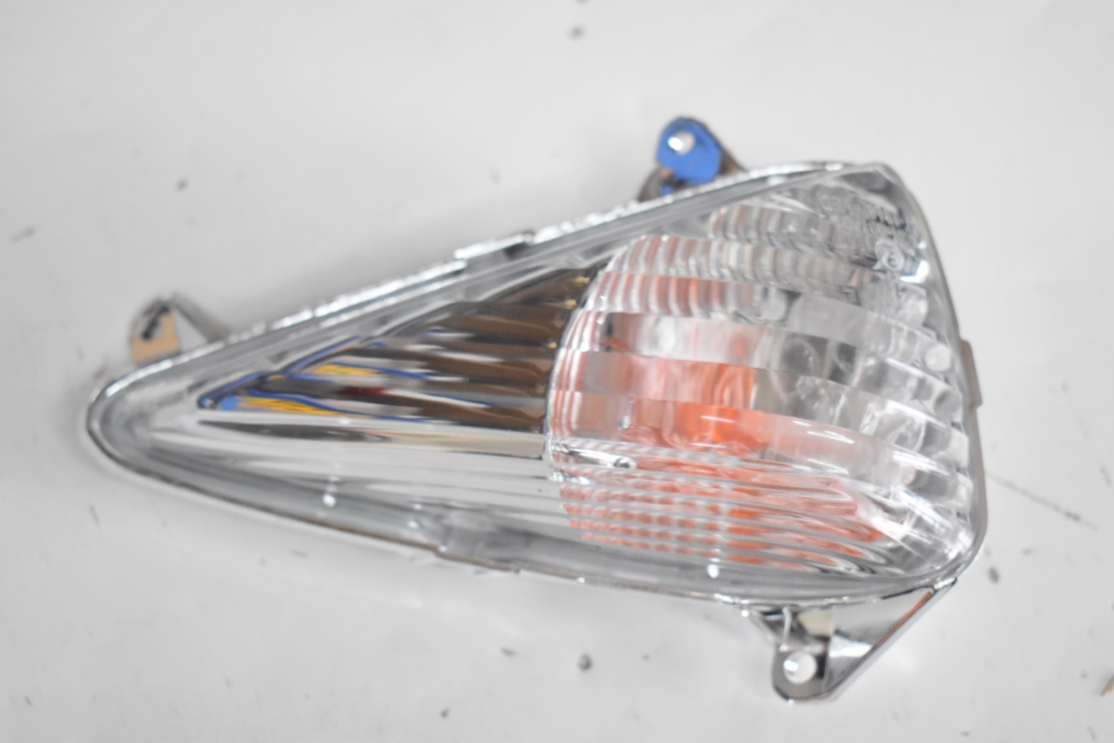 Clignotant avant gauche pour remplacer une pièce cassée sur Honda CBF 600 et Varadero 1000