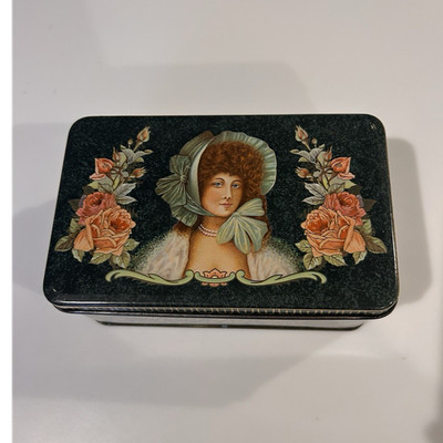 Madison Confectionery Co. Minuet Assortment 1890 Advertising Tin Box
