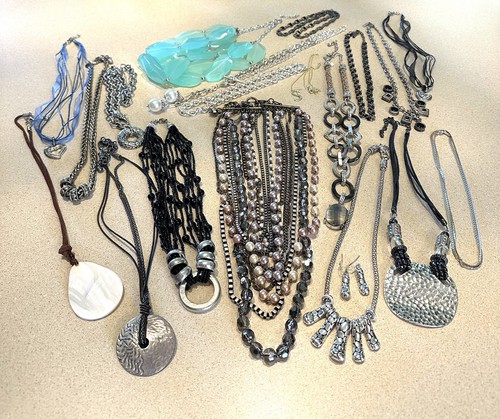 Vintage Mixed Jewelry Lot Including 19 Necklaces & 1 Matching Earrings - Picture 2 of 4
