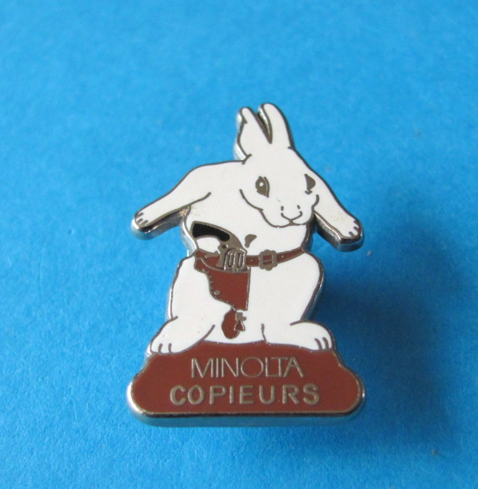 Vintage MINOLTA Company Pin Badge, Enamel. VGC. Rabbit, Copieurs.