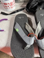 Sanuk Yoga Woman's Flip Flops Size 6 Black And Champagne EUC