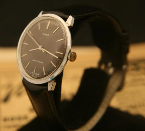 Beautiful men's vintage 1977 TIMEX Marlin black dial wristwatch, running well!