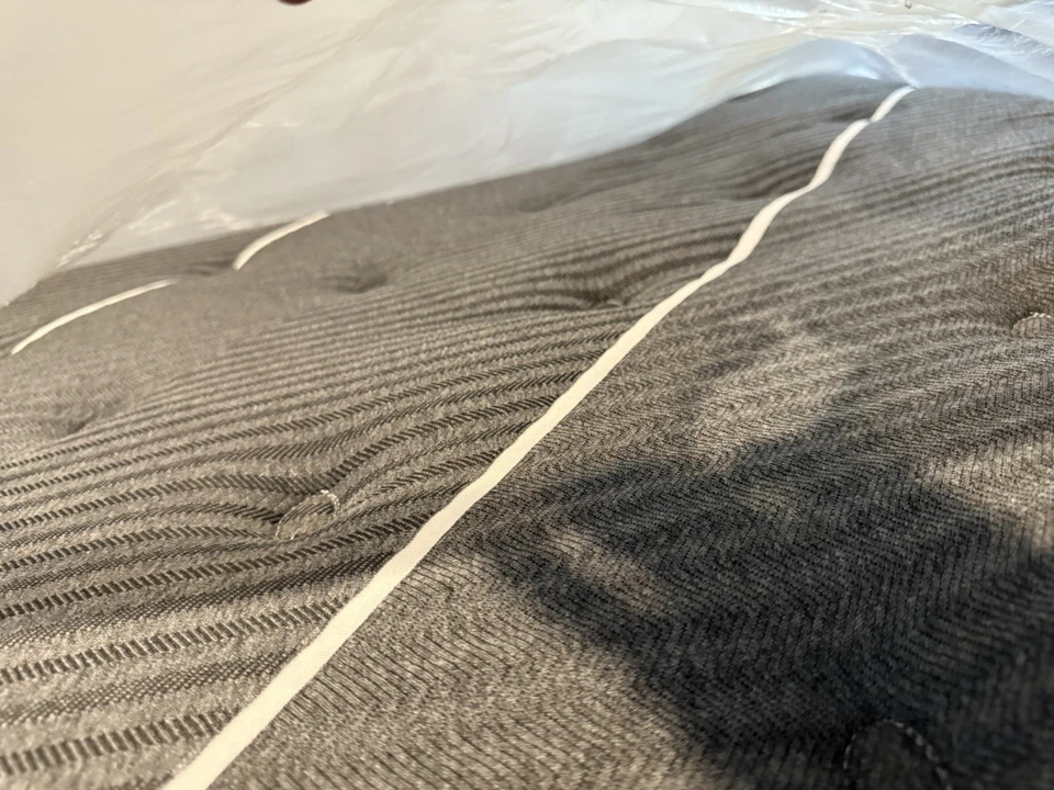 SIMMONS BEAUTYREST BLACK K CLASS QUEEN PILLOWTOP PLUSH MATTRESS NEW - Image 2 of 4