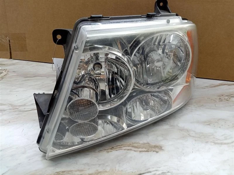 Used Left Headlight Assembly fits: 2005 Lincoln Navigator xenon HID headlamps Le - Image 2 of 4