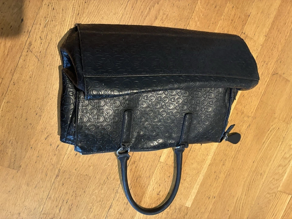 Bolso de mano Guess negro con monograma con dije de bloqueo limpio y ligeramente usado Foto 3 de 4