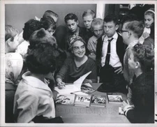 1960 Press Photo Ruth Comer Weir Fan Autograph Book - dfpb40655
