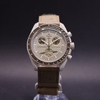 OMEGA x Swatch MoonSwatch Mission to Saturn Straußenleder SO33T100C