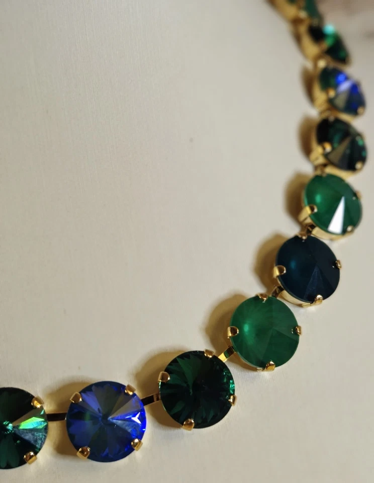 Cristales premium de beso de hadas de absenta verde en collar clásico enchapado en tenis Foto 4 de 4