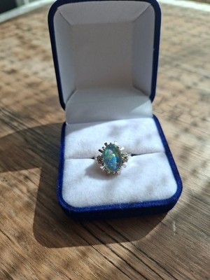 Ring mit Opal 4 Diamanten  Weißgold 585 14kt  3,2 g. Ringgröße 54