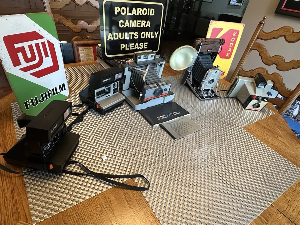 Lote de cámara de colección PANTALLA 5 Polaroids y 3 letreros metálicos: FUJIFILM - KODAK - POLAROID Foto 3 de 4